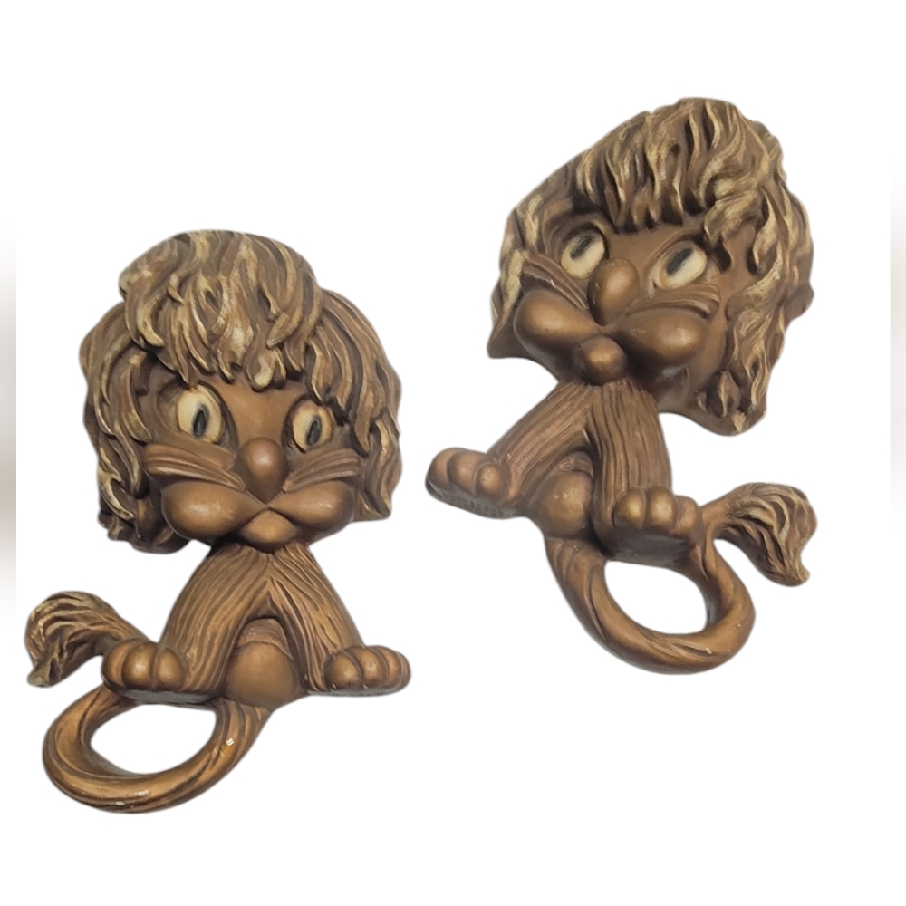 * universal statuary Corp lion wall figurine 1970's retro decor 13" long